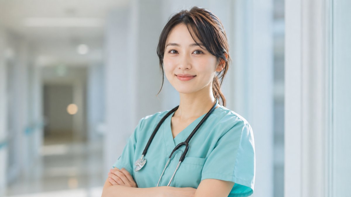 自信ある表情で腕を組む30代看護師。ベテランナースのイメージ